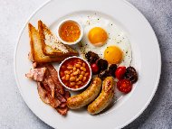 Английска закуска с бекон, яйца, наденички и бекон във фритюрник с горещ въздух (еър фрайър, air fryer)